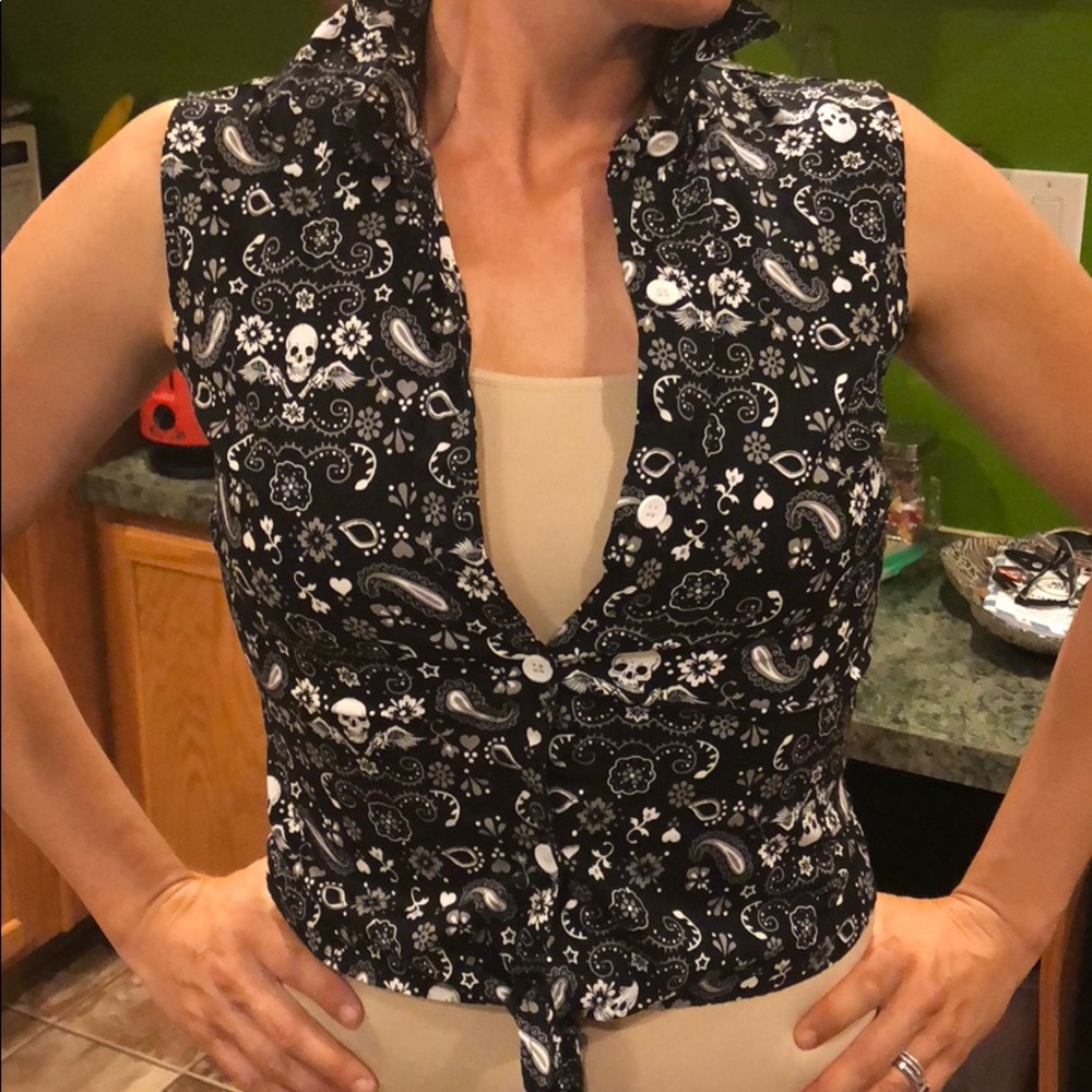 Cropped sleeveless button down